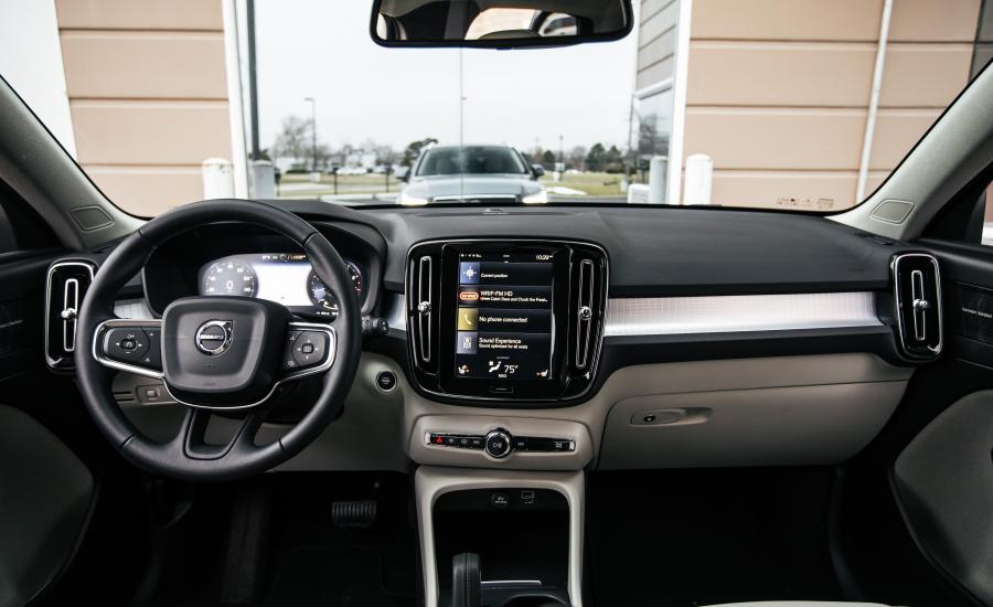 Торпедо Volvo XC40 T4 Momentum 2018 года  (NA) (фото 34 из 36)